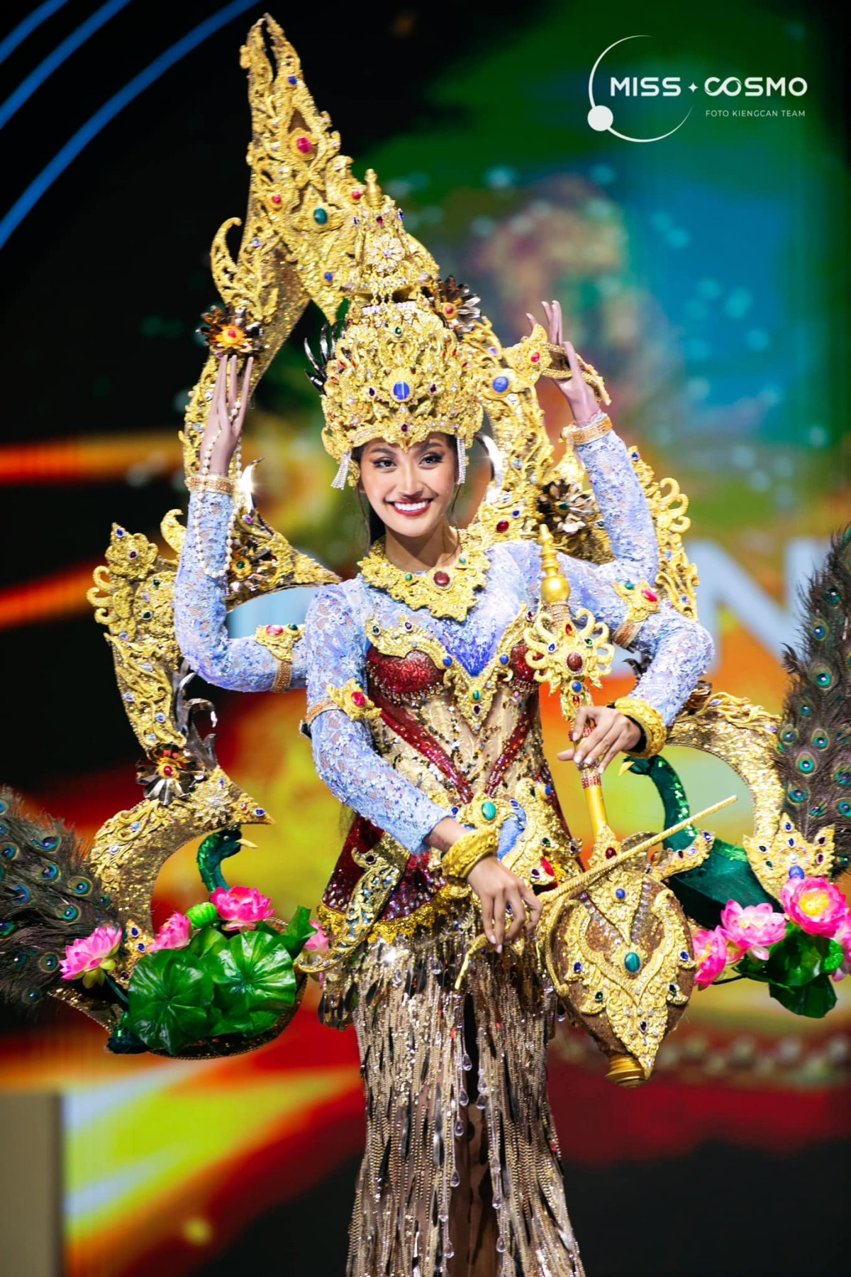 Juliastrid trình diễn Trang phục Dân tộc.