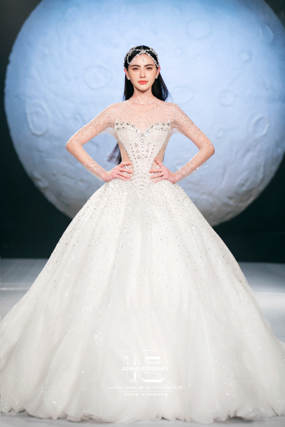 Mai Davika từng đảm nhận vai trò veddette trong buổi ra mắt BST Aluminium. Mai Davika từng đảm nhận vai trò veddette trong buổi ra mắt BST Aluminium.