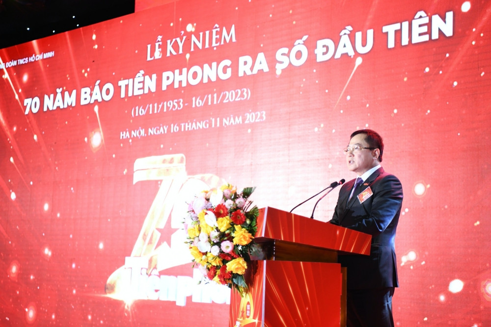 Nhà báo Lê Xuân Sơn - Tổng Biên tập báo Tiền Phong phát biểu tại buổi lễ.