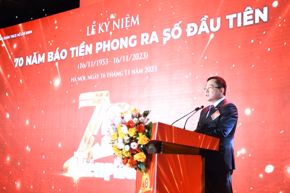 Nhà báo Lê Xuân Sơn - Tổng Biên tập báo Tiền Phong phát biểu tại buổi lễ.