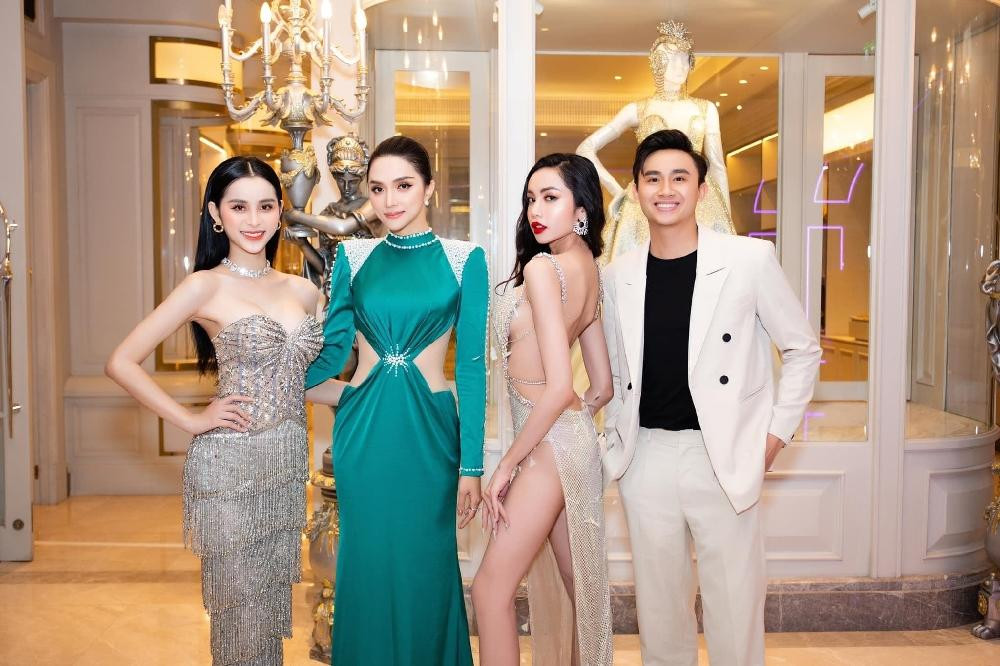 Hương Giang cùng Tường Vy (bìa trái) và Lương Mỹ Kỳ (thứ 3 từ trái sang) sang Thái ủng hộ Trân Đài trong đêm Bán kết.