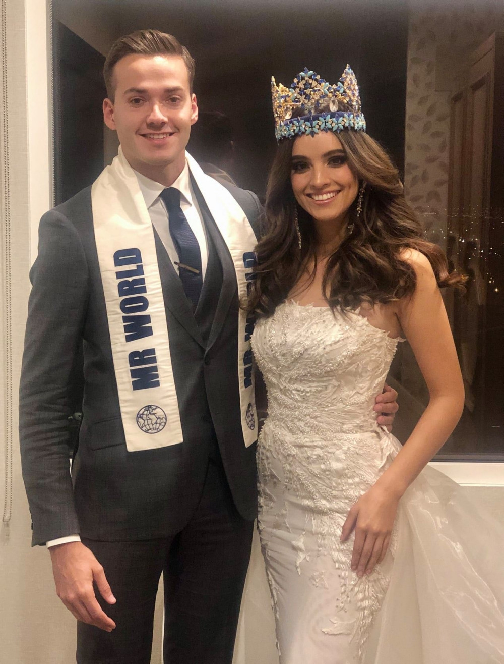 Đương kim Mr World người Anh Jack Heslewood chụp ảnh cùng các Miss World. Đương kim Mr World người Anh Jack Heslewood chụp ảnh cùng các Miss World.