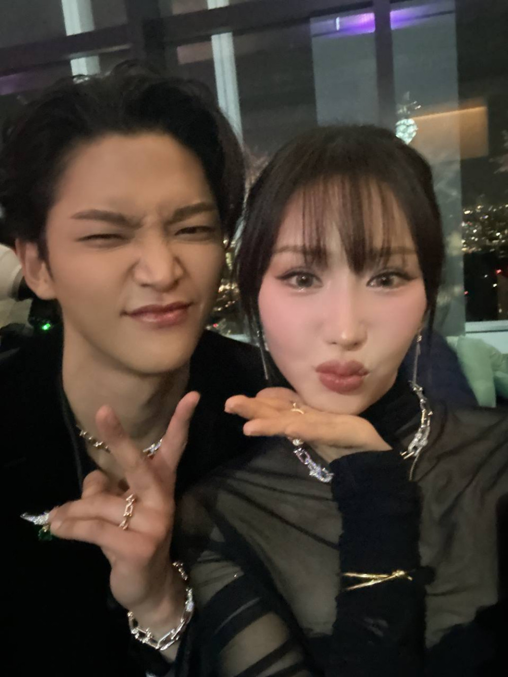 Min và Grey D thân thiết cùng nam ca sĩ diễn viên Rowoon (cựu thành viên nhóm SF9).