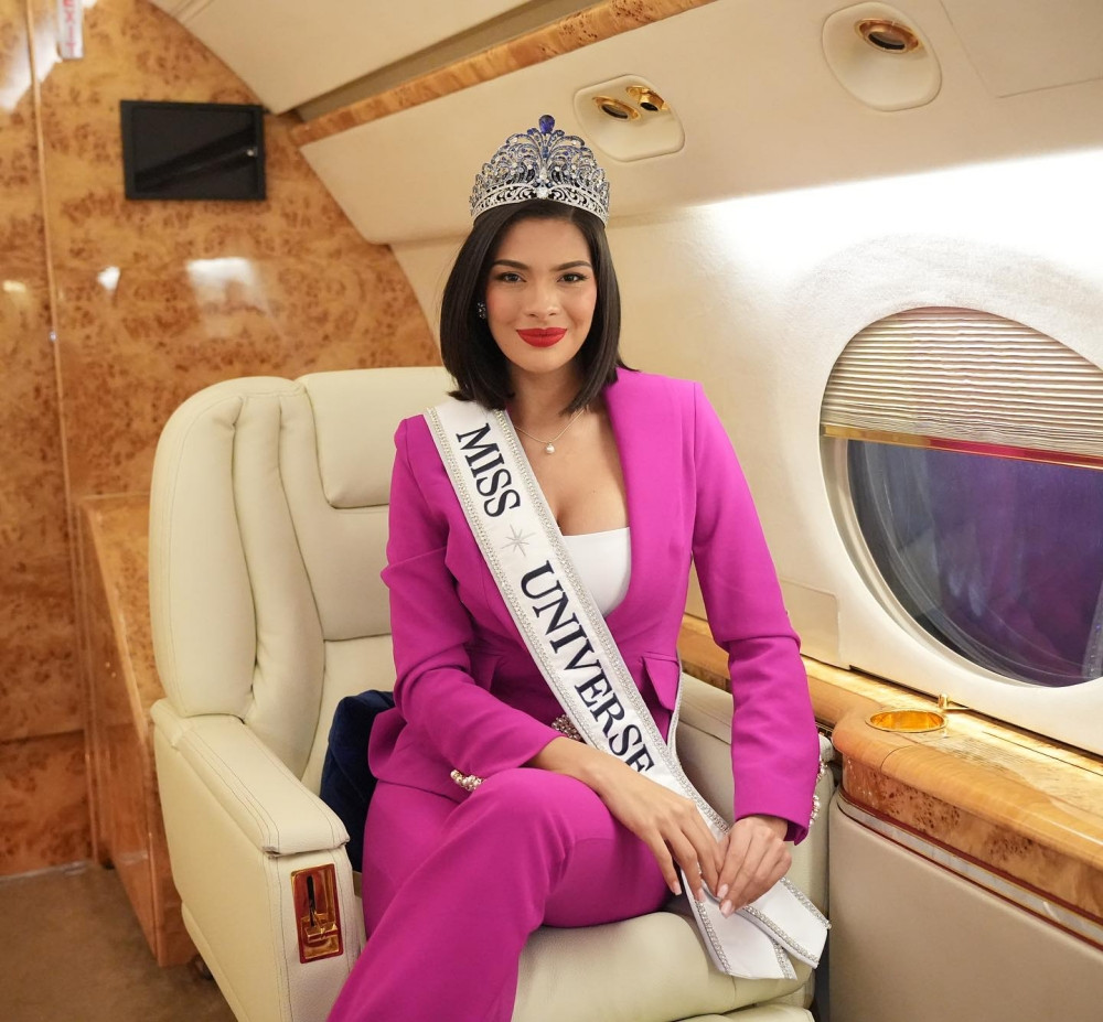 Nàng hậu tới Mexico bằng chuyên cơ cùng hai vị Chủ tịch và CEO, đồng sở hữu tổ chức Miss Universe.