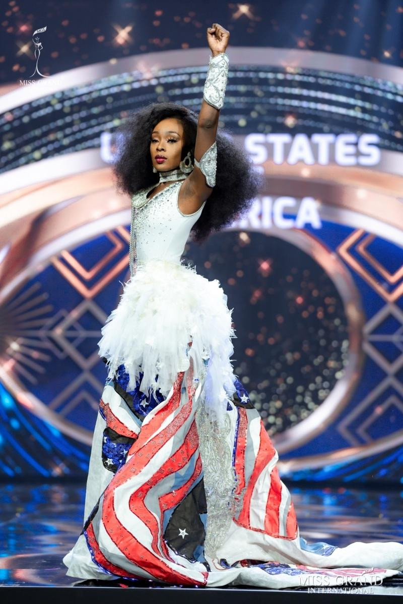 Trong đêm thi Quốc phục, Evelyn mặc bộ váy có hoạ tiết cờ Mỹ.