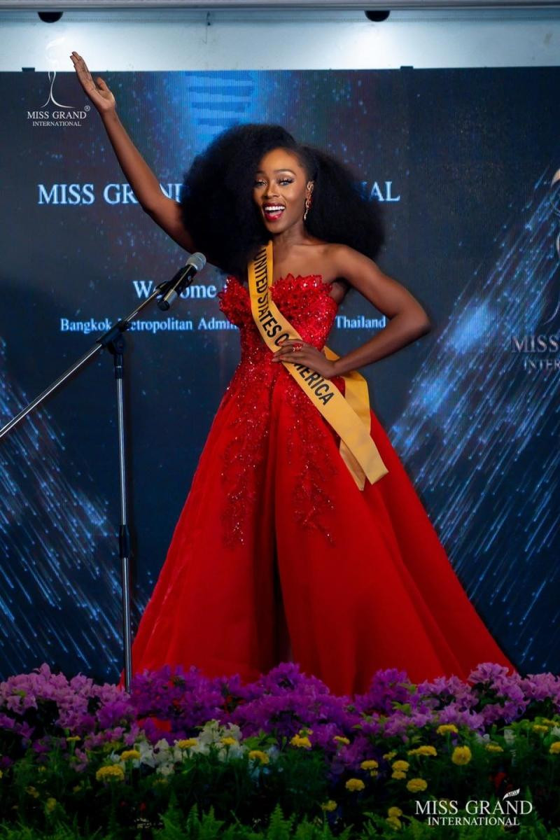 Evelyn tại buổi họp báo chào mừng các thí sinh của BTC Miss Grand International.