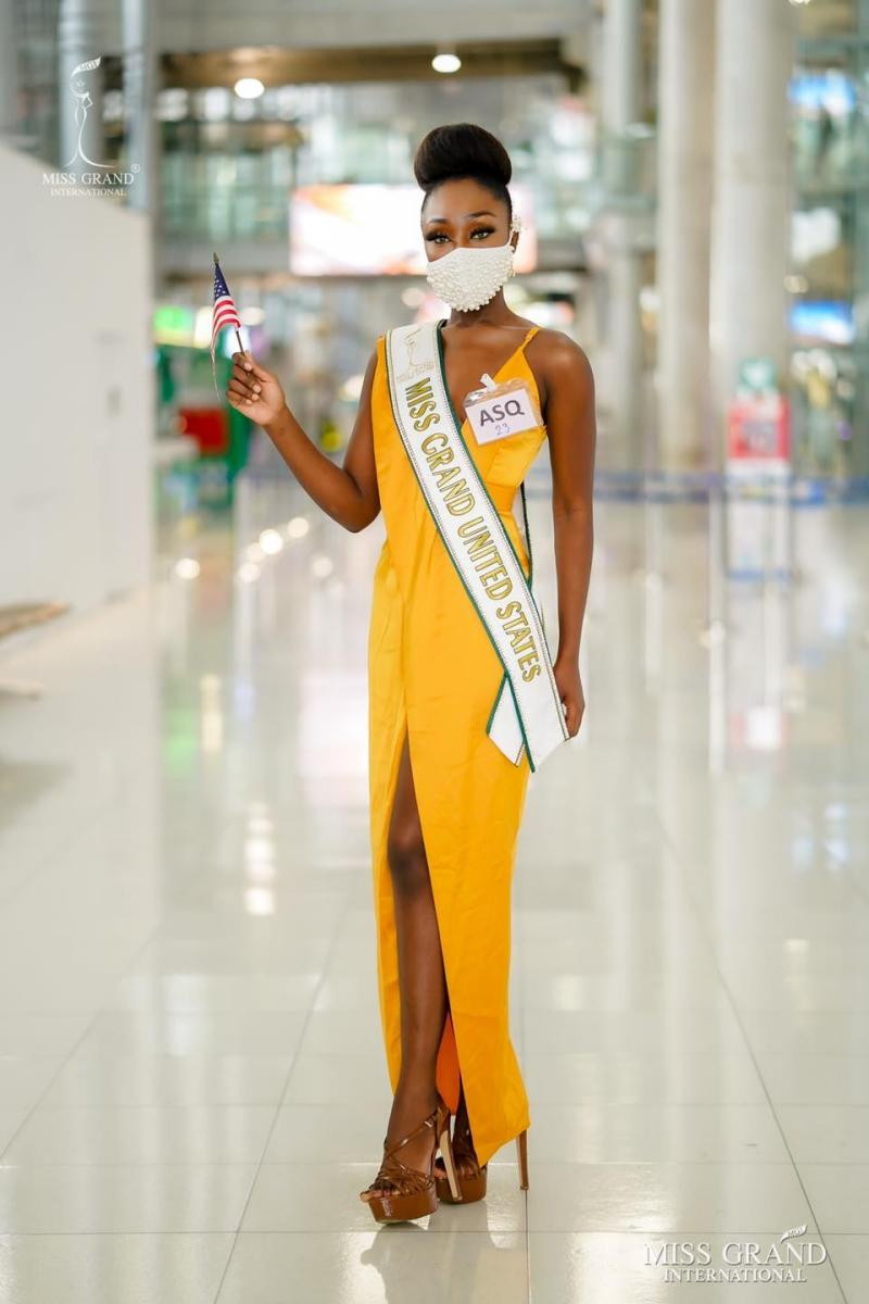 Evelyn xuất hiện tại sân bay với chiếc khẩu trang vô cùng bắt mắt.