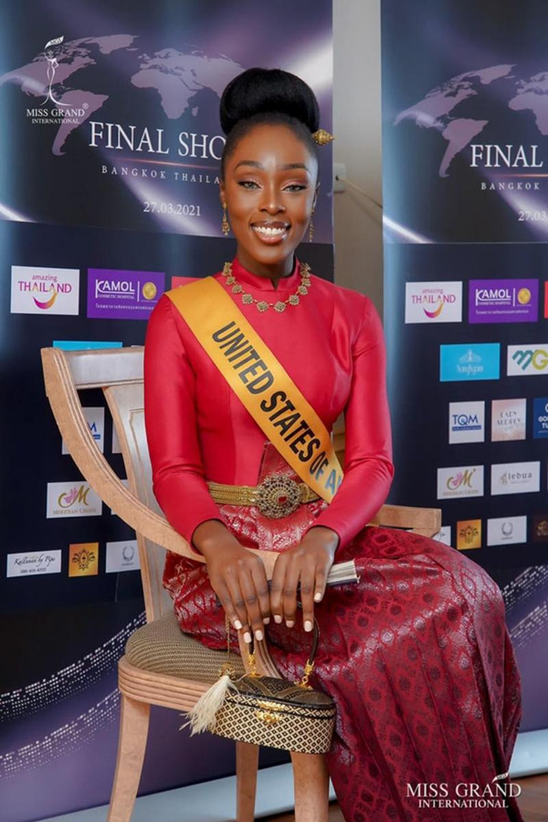 Đại diện Mỹ là 1 trong những thí sinh hiếm hoi chọn trang phục truyền thống Thái Lan để ghi điểm trong vòng phỏng vấn kín với Ban giám khảo.