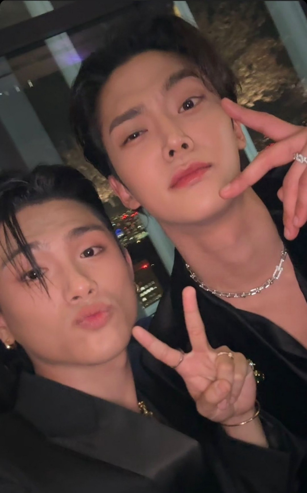 Min và Grey D thân thiết cùng nam ca sĩ diễn viên Rowoon (cựu thành viên nhóm SF9).