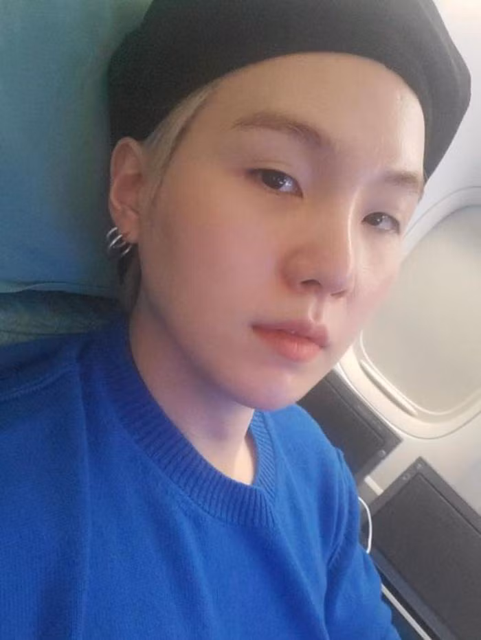 Bức ảnh selfie khoe cận cảnh làn da đáng ngưỡng mộ của SUGA