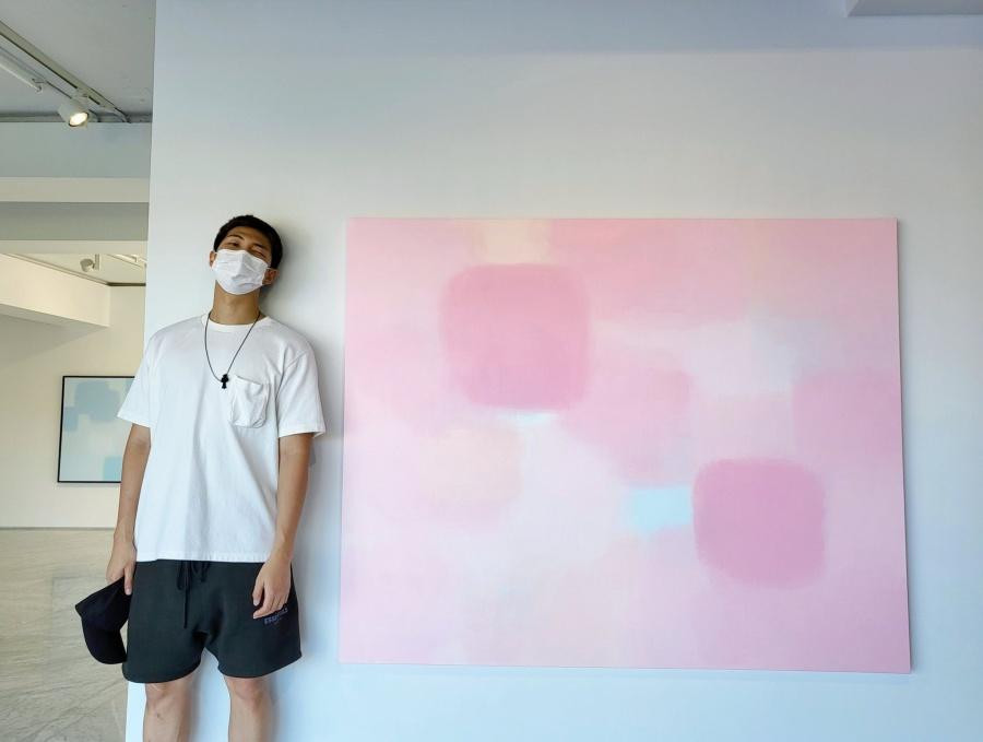 Namjoon rất thích đi triển lãm tranh.