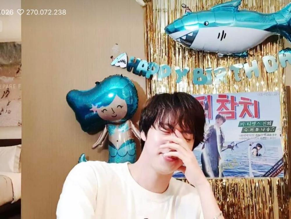 Jin cười xấu hổ vì ca khúc quá "nhây" của chính mình. Jin cười xấu hổ vì ca khúc quá "nhây" của chính mình.