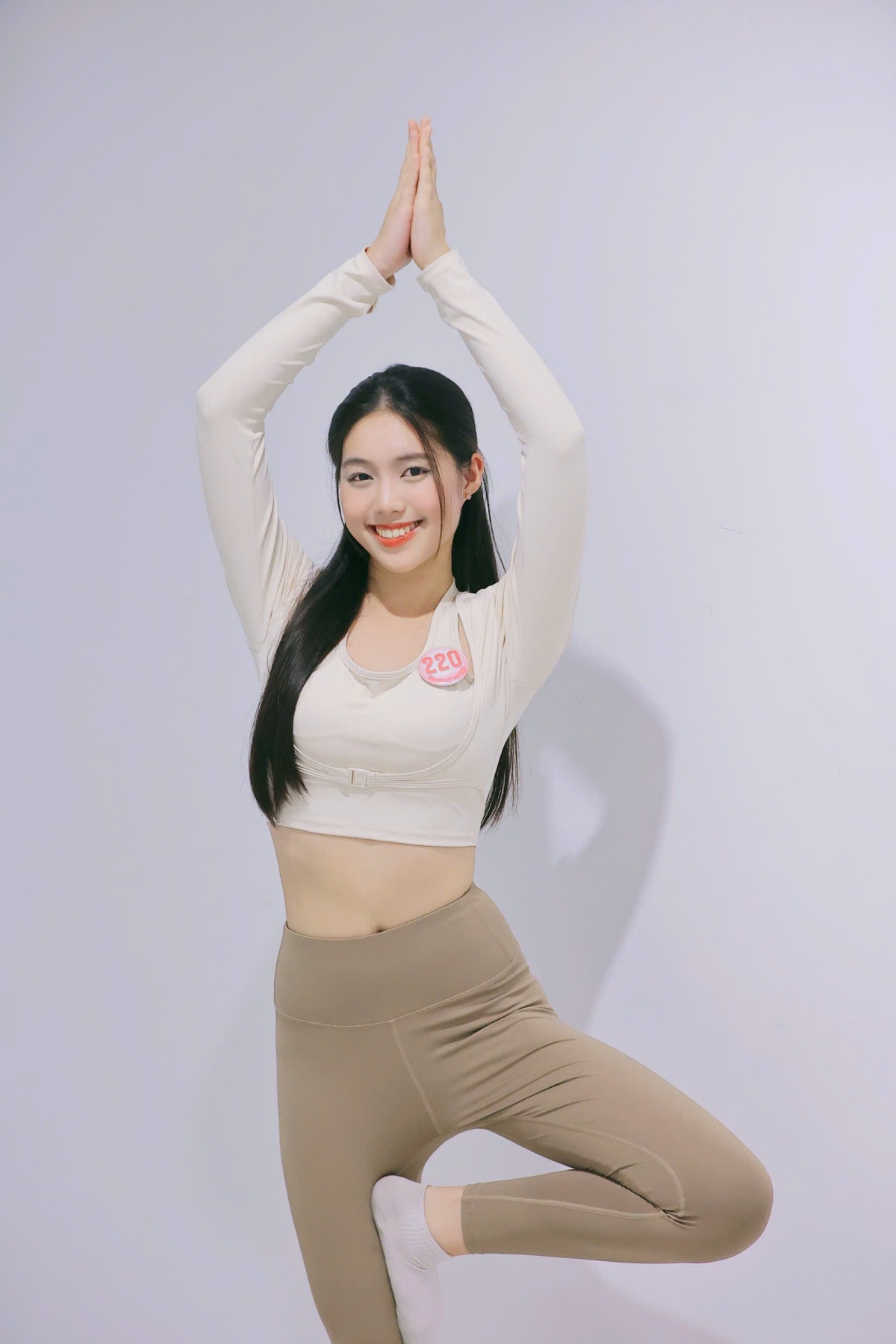 Thí sinh Trần Ngọc Châu Anh xinh đẹp rạng rỡ trong buổi tập.