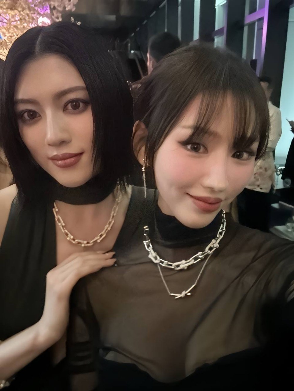 Min và nữ diễn viên Nhật Bản Miyoshi Ayaka.