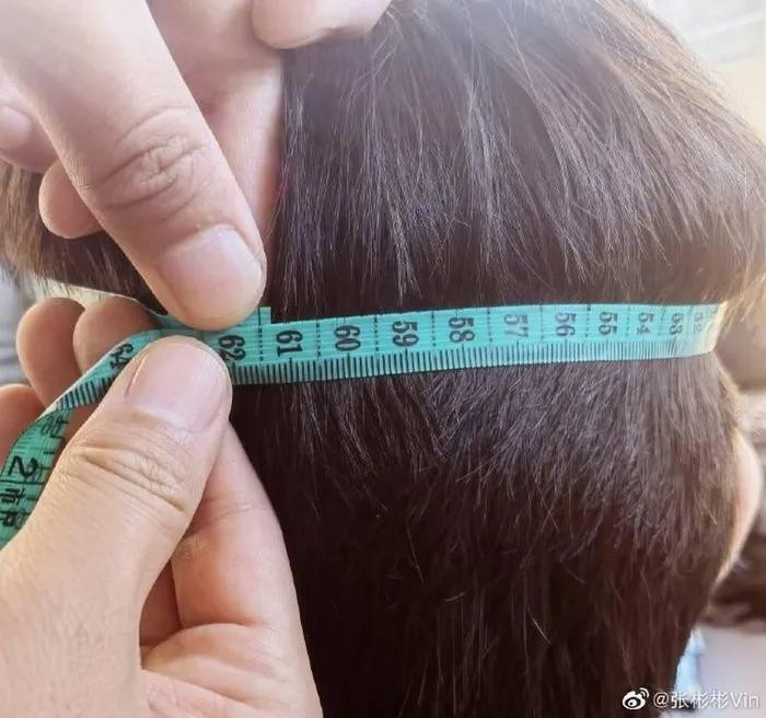 Chu vi vòng đầu của nam diễn viên Trương Bân Bân là 61 cm.