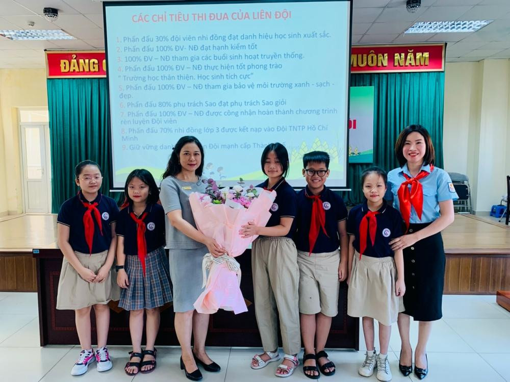 Liên đội nhận hoa từ cô Hiệu trưởng