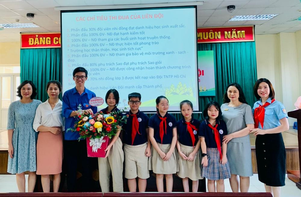 Liên đội nhận hoa từ đại diện Đoàn phường Cát Linh