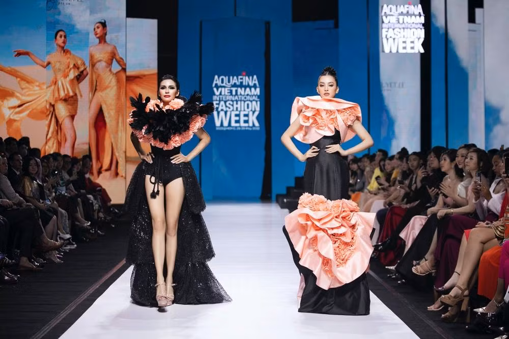 Miss Global 2019 và Hoa hậu Tiểu Vy sánh đôi trên sàn runway