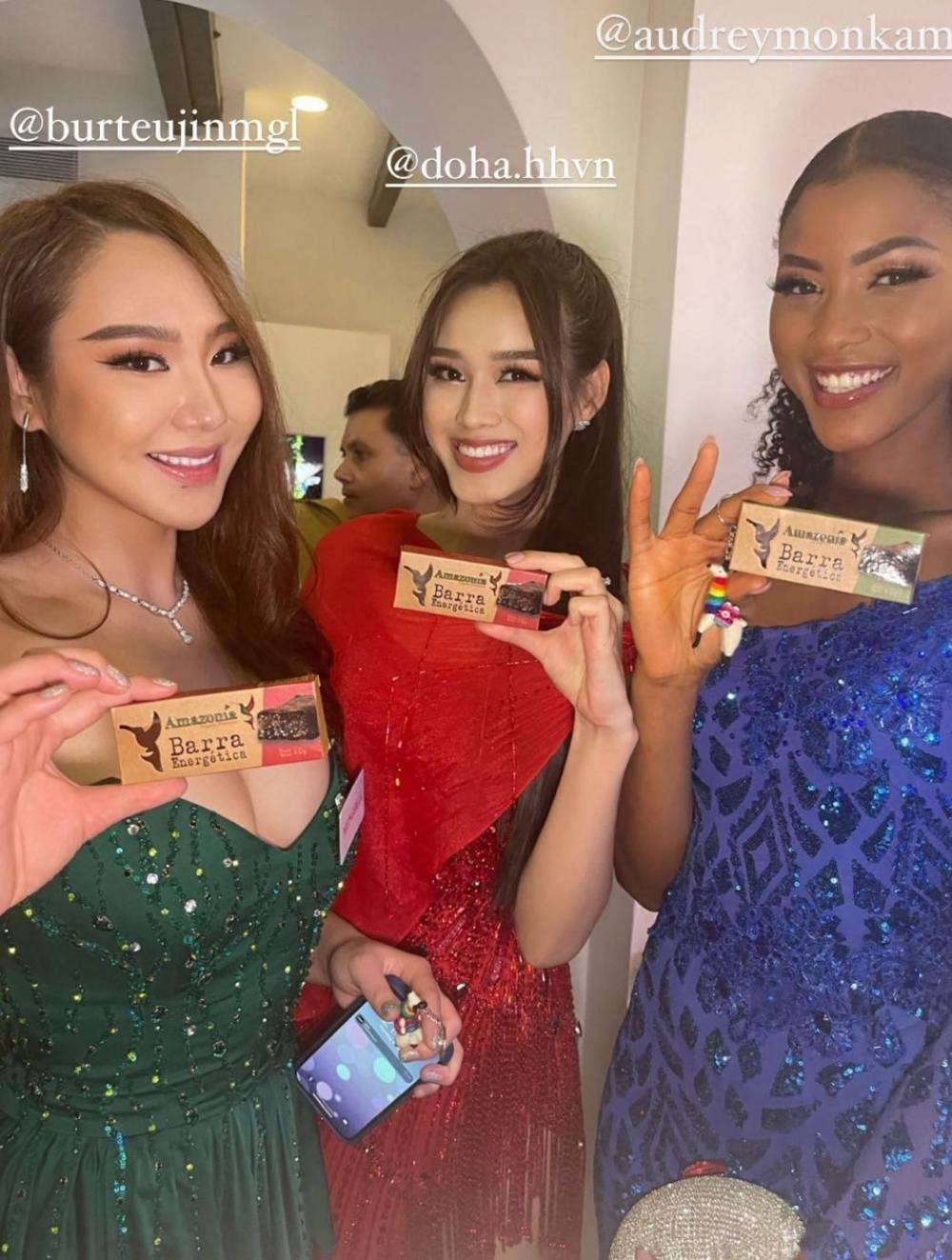 Hoa hậu Đỗ Thị Hà chụp ảnh cùng Hoa hậu Mông Cổ (trái) và Hoa hậu Cameroon (phải). Hoa hậu Đỗ Thị Hà chụp ảnh cùng Hoa hậu Mông Cổ (trái) và Hoa hậu Cameroon (phải).