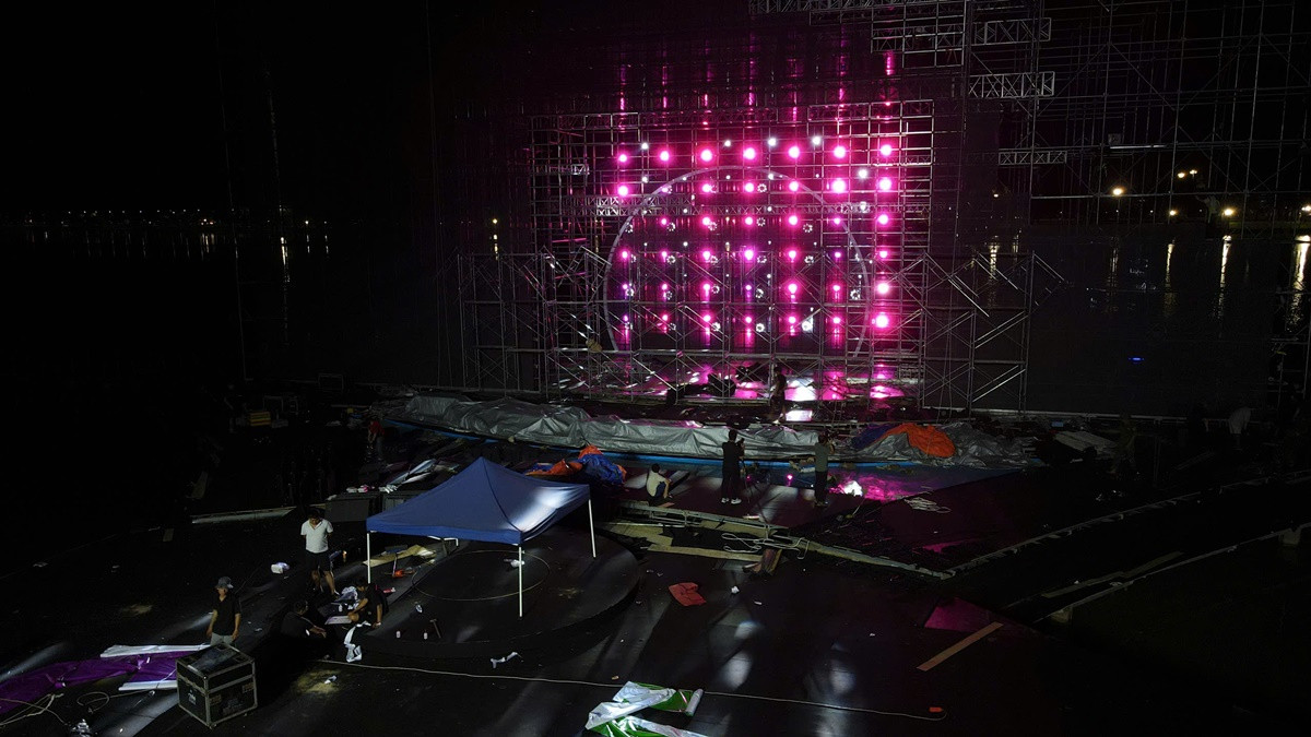 Đội ngũ thi công làm việc ngày đêm để hoàn thiện sân khấu.