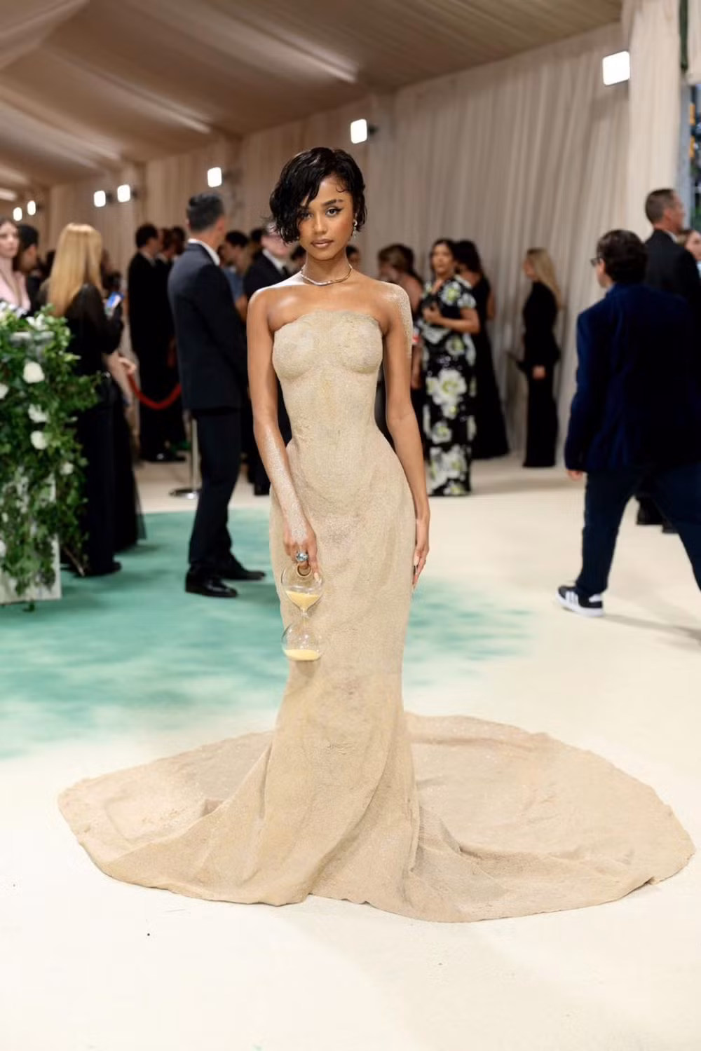 Tylar được khen hết lời với bộ váy cát khoe thân hình tuyệt đẹp tại Met Gala 2024.