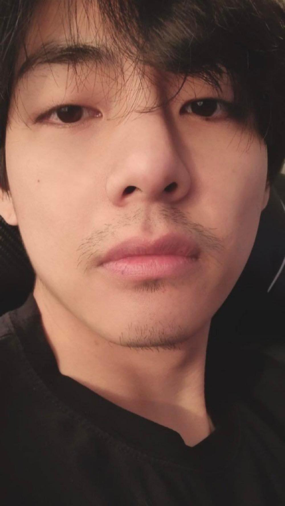 Hình ảnh &quot;râu ria&quot; của V được anh cả Jin đăng trên Twitter chúc mừng sinh nhật em áp út.