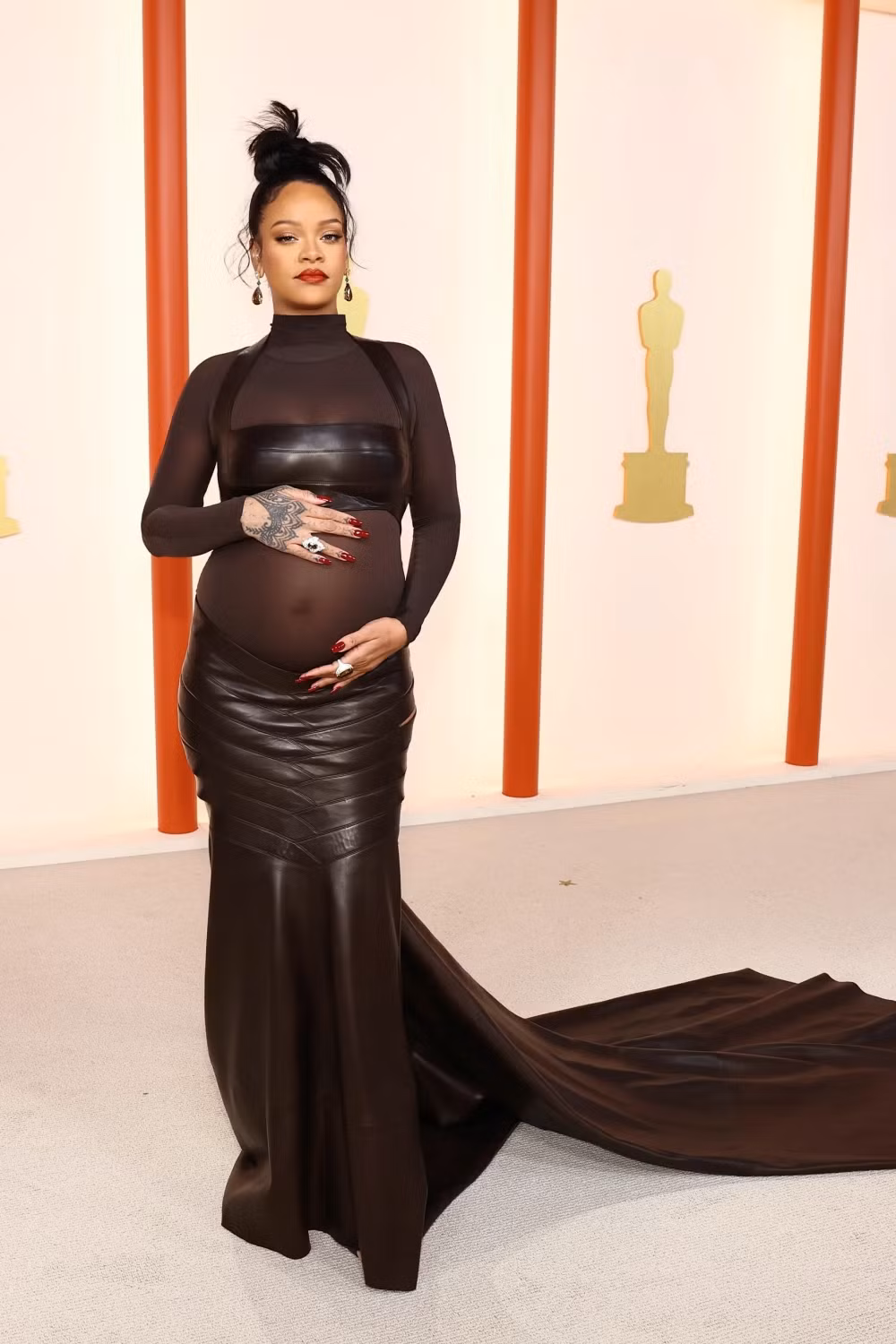 Rihanna, xuất hiện khá muộn trên thảm đỏ trong thiết kế bằng da của Alaia.