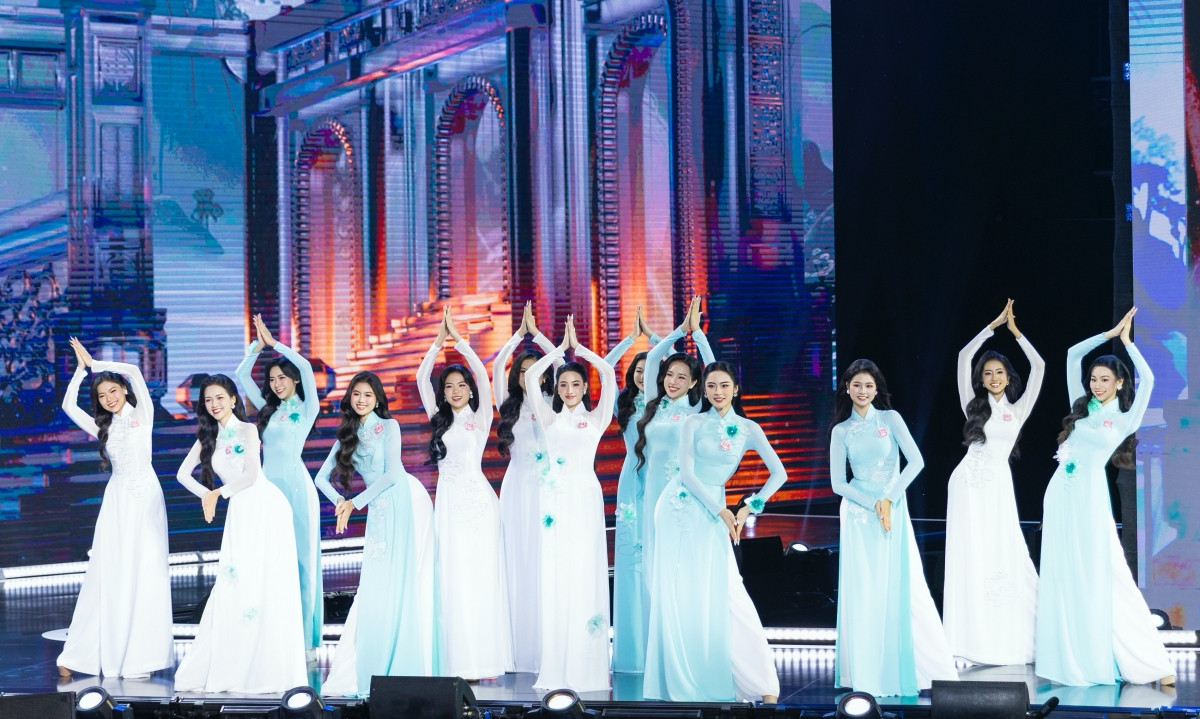 Thí sinh Hoa hậu Việt Nam 2024 đồng diễn cùng áo dài trong đêm Chung khảo.