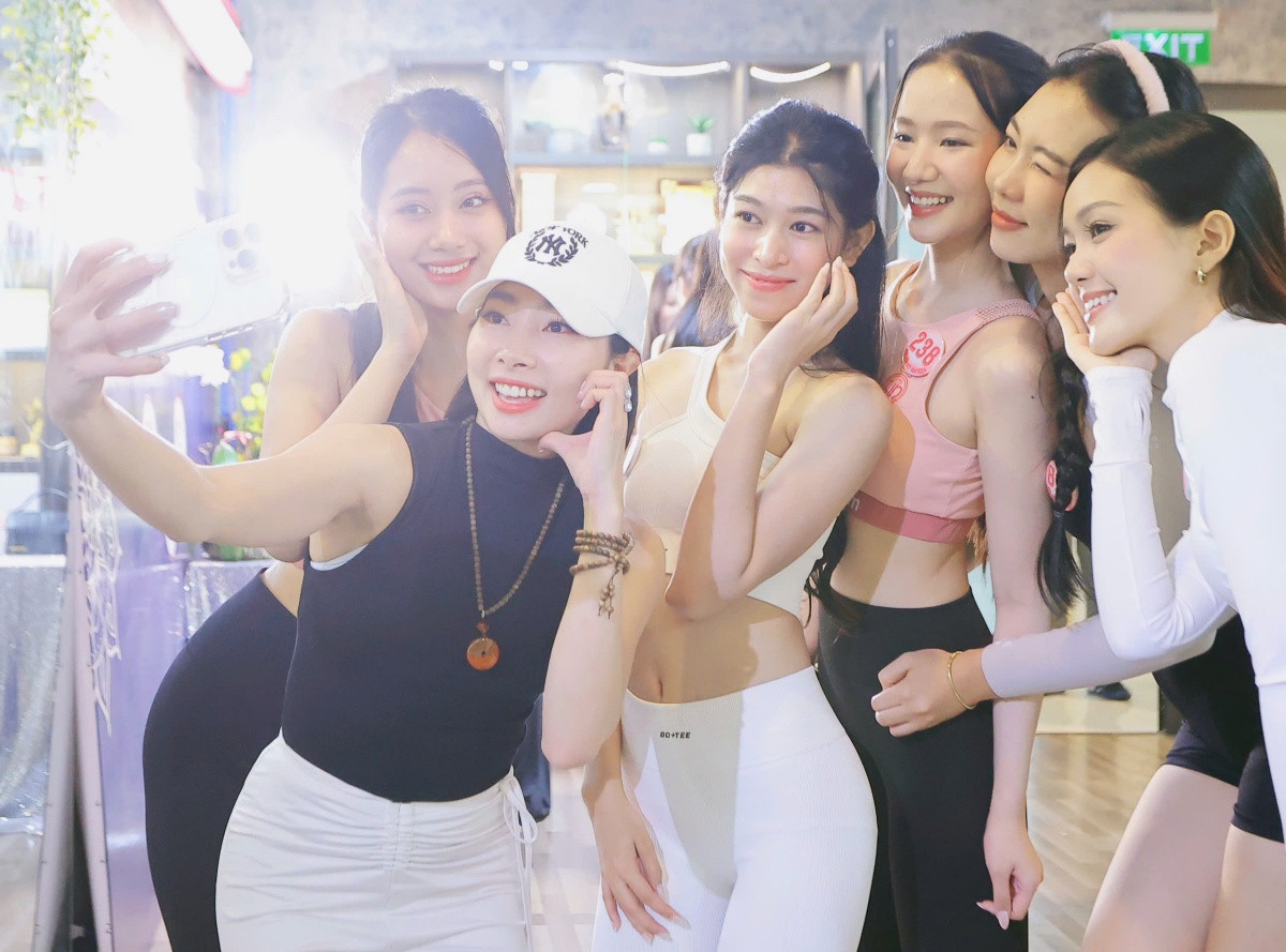 Các cô gái selfie cùng huấn luyện viên.