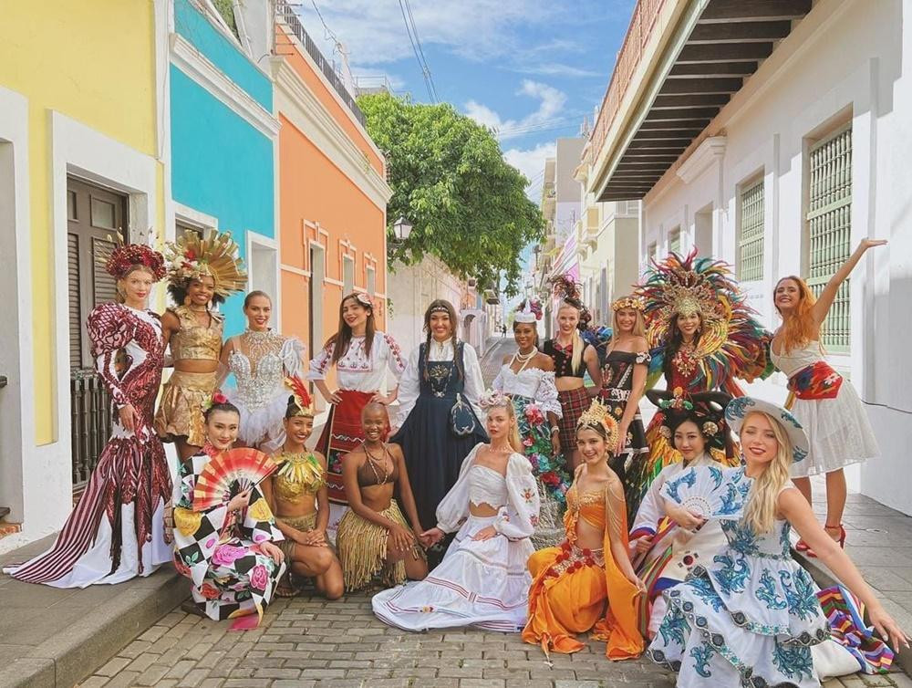 Các thí sinh của Miss World 2021 trong buổi ghi hình cho phần trình diễn Dances Of The World Các thí sinh của Miss World 2021 trong buổi ghi hình cho phần trình diễn Dances Of The World