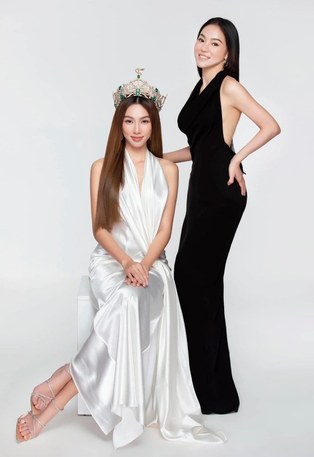 Hoa hậu Thuỳ Tiên chụp ảnh cùng Giám đốc quốc gia Miss Grand Vietnam, bà Phạm Kim Dung.