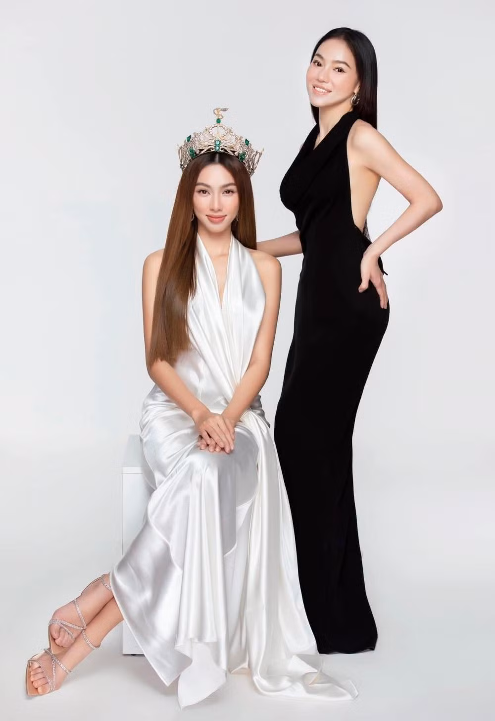 Hoa hậu Thuỳ Tiên chụp ảnh cùng Giám đốc quốc gia Miss Grand Vietnam, bà Phạm Kim Dung.