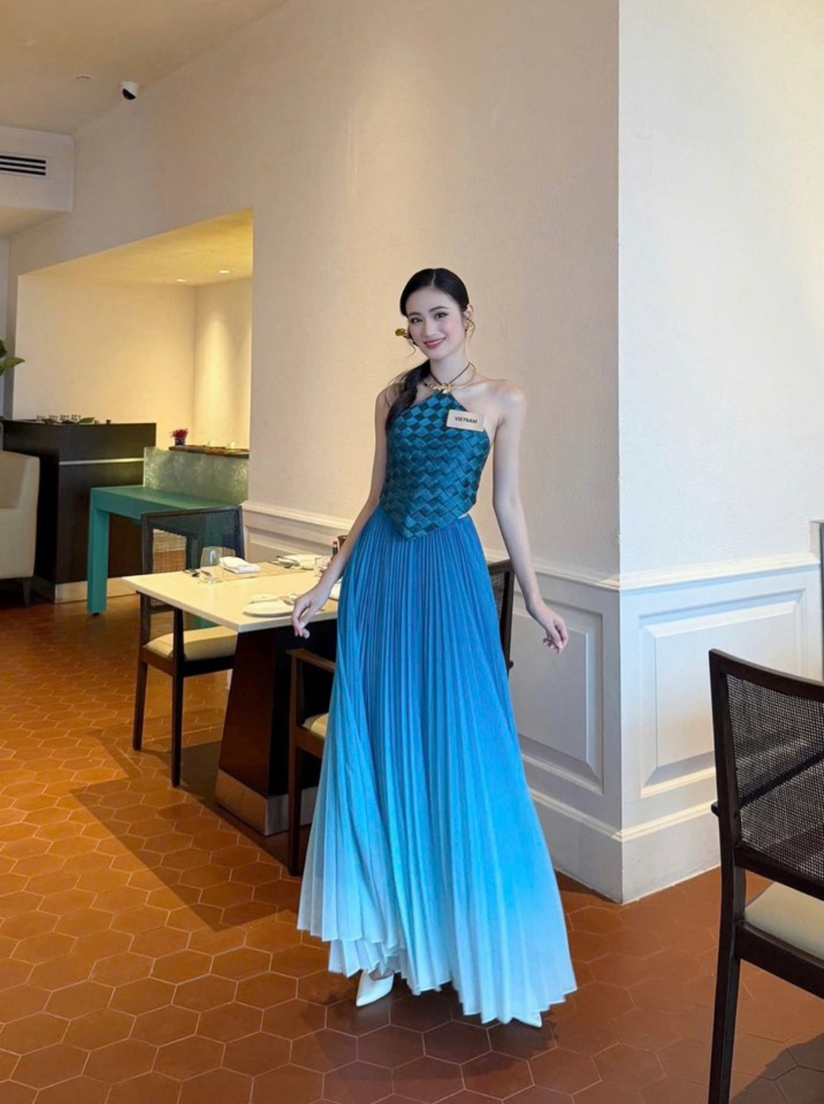 Trang phục của Ý Nhi trong ngày thứ 9 tiếp tục là màu xanh dương đặc trưng của Miss World, với chiếc áo yếm được làm theo kiểu đan nong mốt.