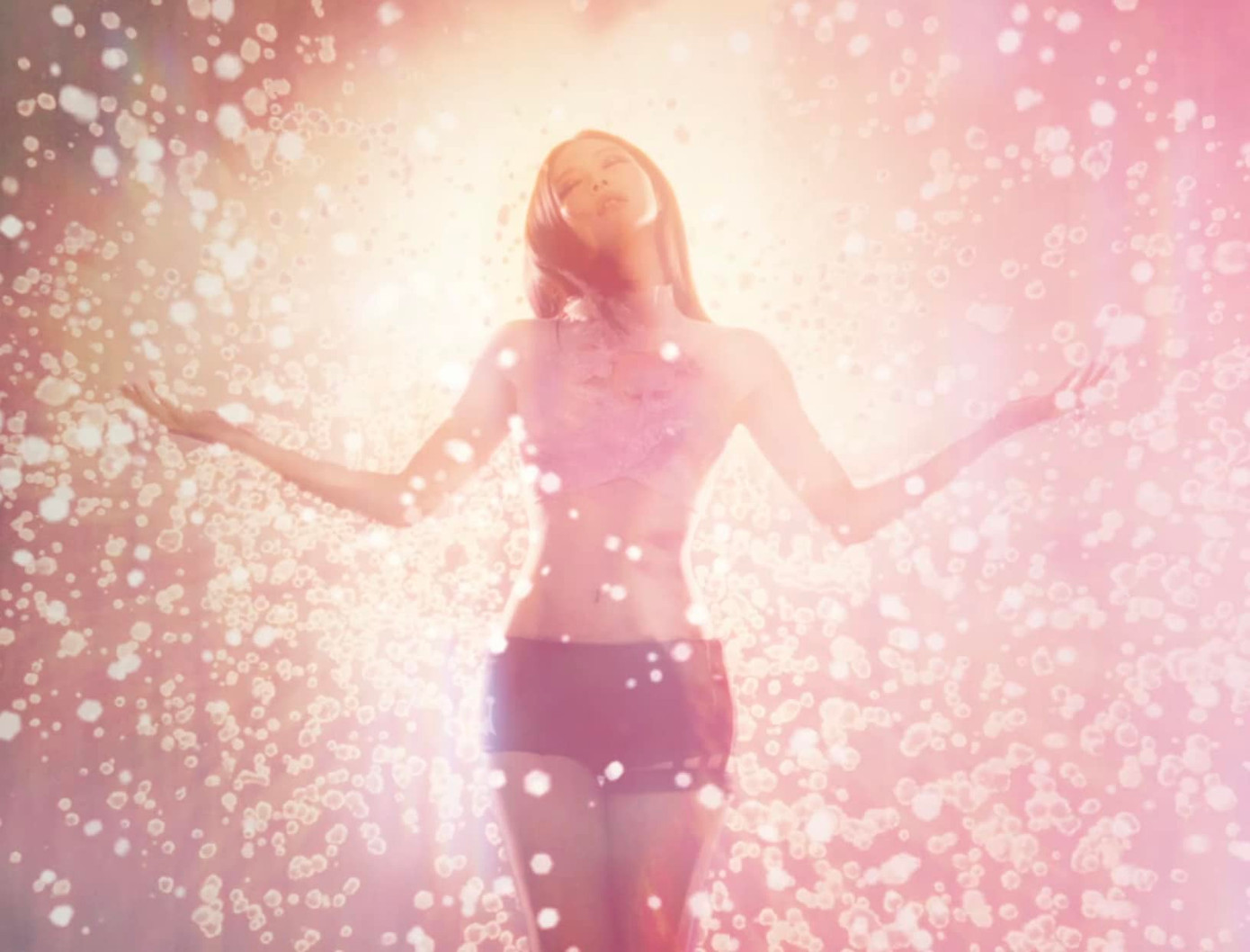 Phân cảnh Jennie BLACKPINK mặc thiết kế Việt gây sốt vì vóc dáng siêu thực.