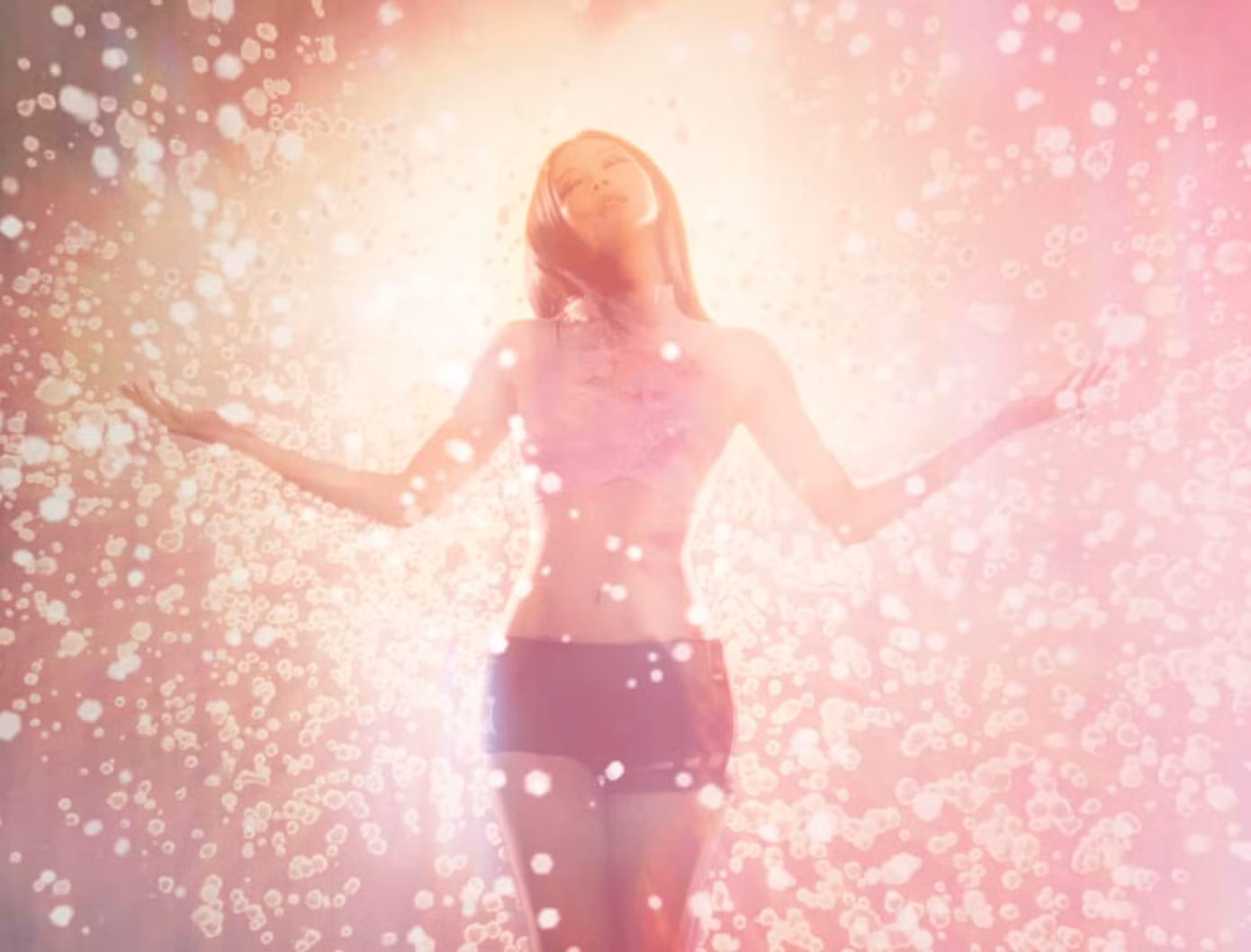 Phân cảnh Jennie BLACKPINK mặc thiết kế Việt gây sốt vì vóc dáng siêu thực.