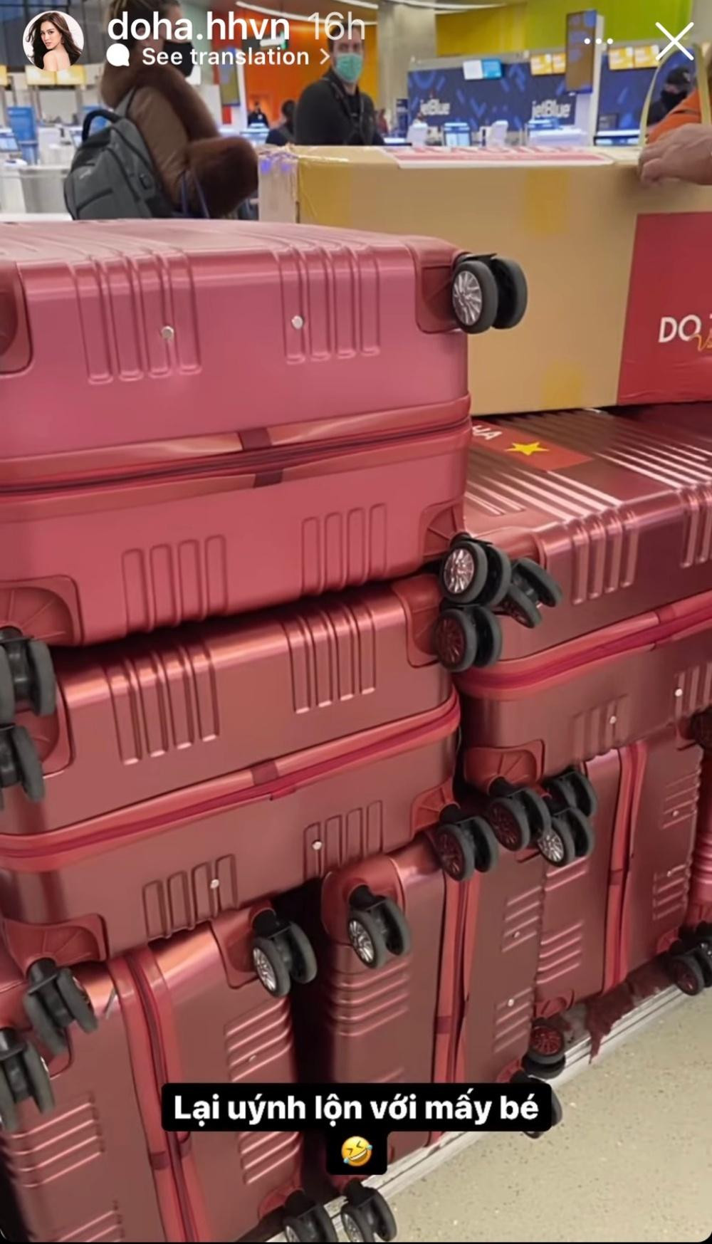 Nàng hậu khoe &quot;uýnh lộn&quot; với đống hành lý khủng