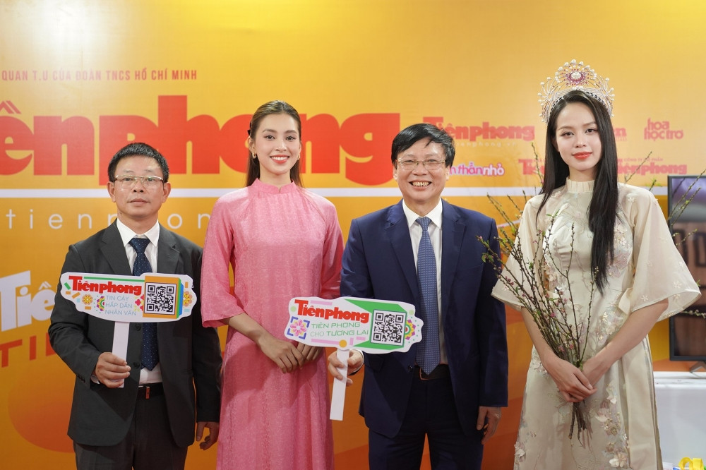 Nhà báo Phùng Công Sưởng - Phó TBT báo Tiền Phong và nhà báo Hồ Quang Lợi, nguyên PCT thường trực Hội Nhà báo Việt Nam chụp ảnh lưu niệm cùng Hoa hậu Tiểu Vy, Thanh Thủy. Nhà báo Phùng Công Sưởng - Phó TBT báo Tiền Phong và nhà báo Hồ Quang Lợi, nguyên PCT thường trực Hội Nhà báo Việt Nam chụp ảnh lưu niệm cùng Hoa hậu Tiểu Vy, Thanh Thủy.