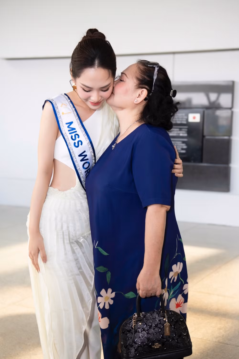 Hoa hậu Mai Phương và mẹ.