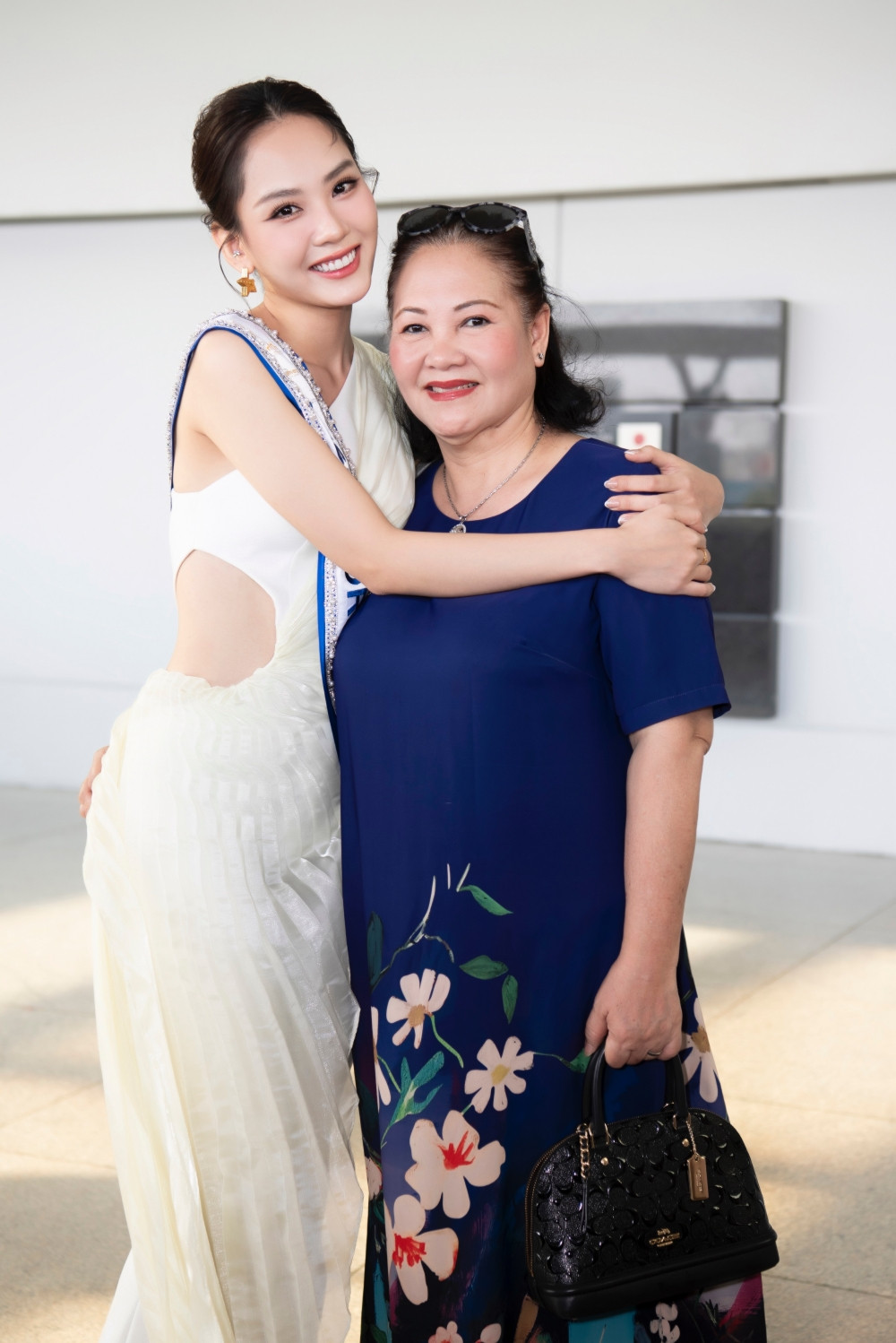 Hoa hậu Mai Phương và mẹ.