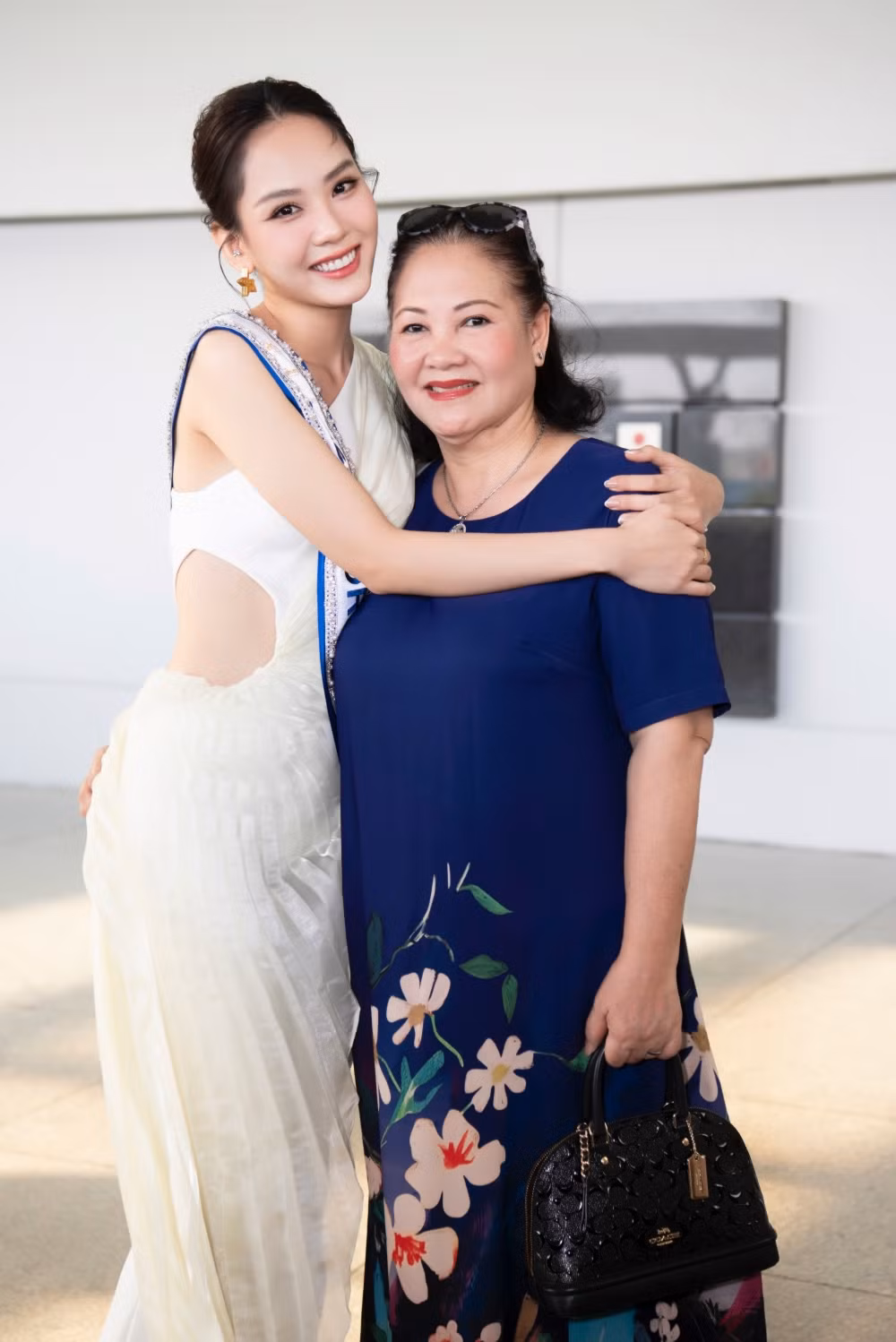 Hoa hậu Mai Phương và mẹ.