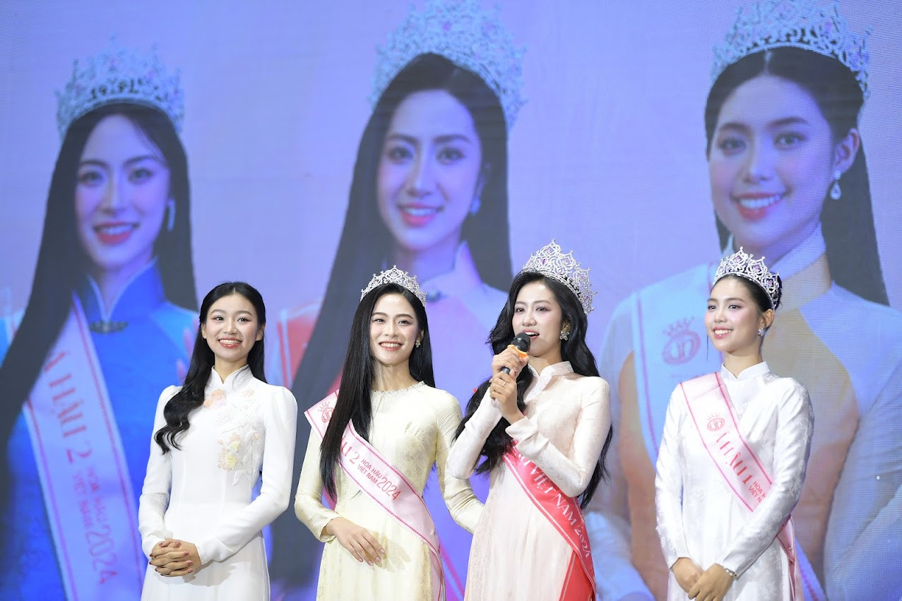 Buổi giao lưu giữa Ban Tổ chức cuộc thi Hoa hậu Việt Nam và Top 3 Hoa hậu Việt Nam 2024 đã diễn ra trong không khí thân mật, với sự tham gia của đông đảo sinh viên và báo giới. Buổi giao lưu giữa Ban Tổ chức cuộc thi Hoa hậu Việt Nam và Top 3 Hoa hậu Việt Nam 2024 đã diễn ra trong không khí thân mật, với sự tham gia của đông đảo sinh viên và báo giới.