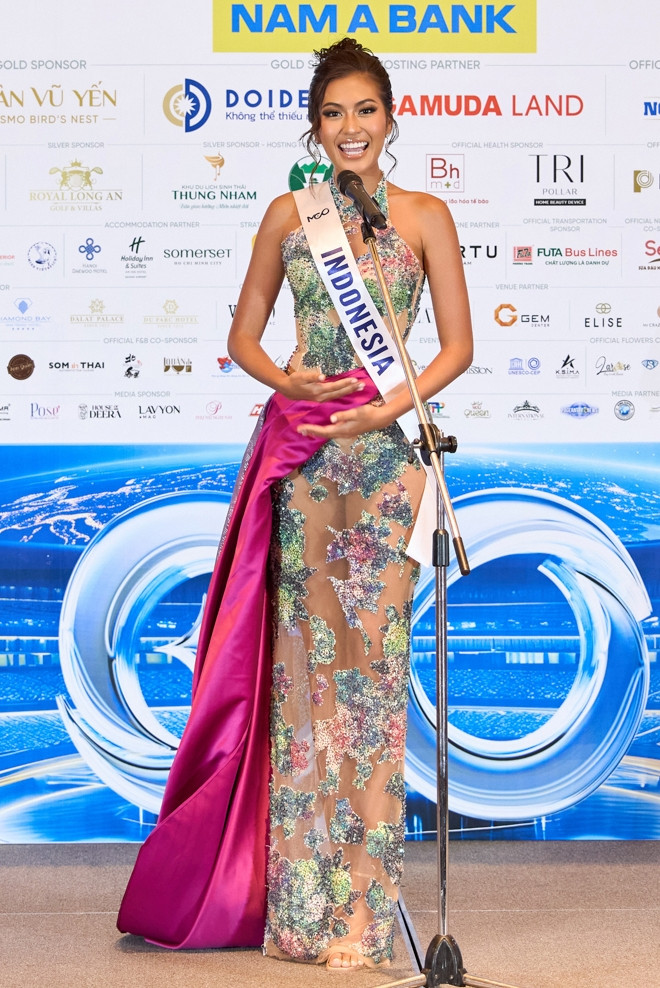 Nàng hậu tại lễ trao sash.