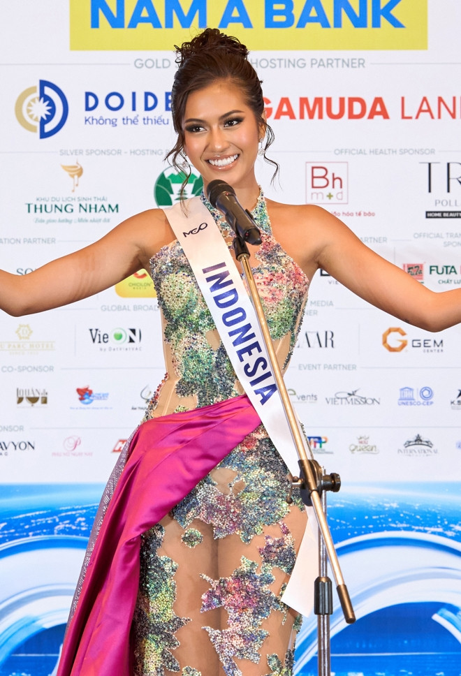 Nàng hậu tại lễ trao sash.