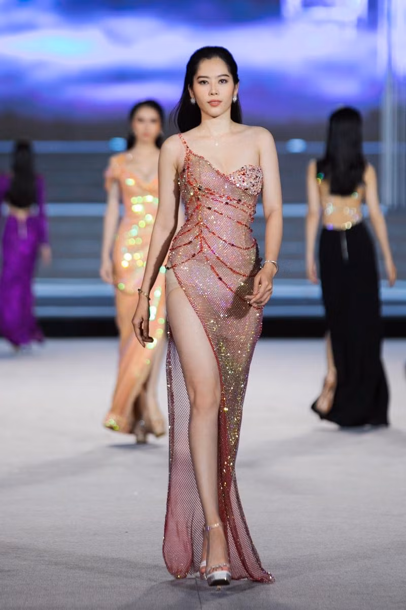 Người đẹp Nam Em trong một thiết kế của NTK Nguyễn Minh Tuấn