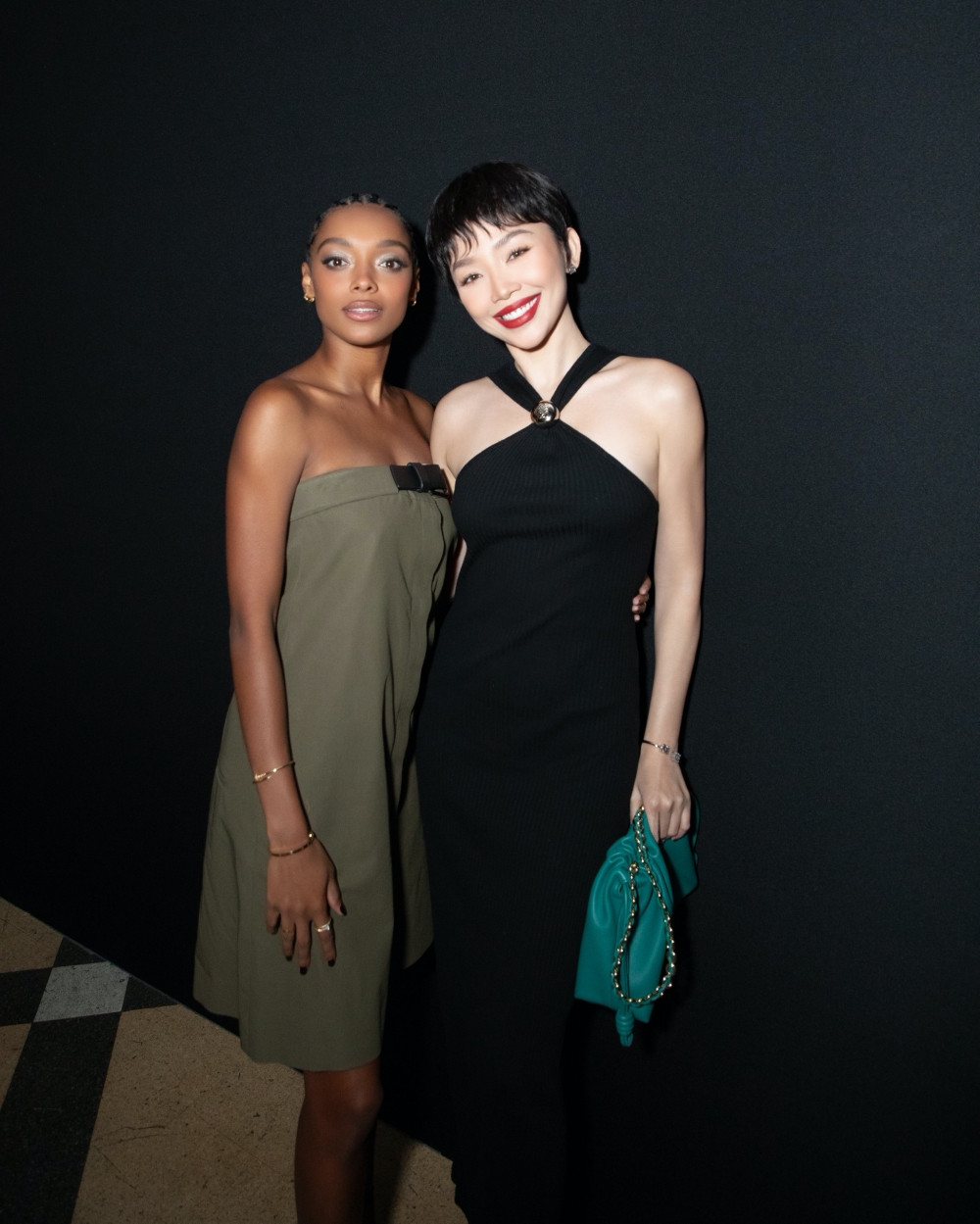 Tóc Tiên và diễn viên Sophie Wilde.