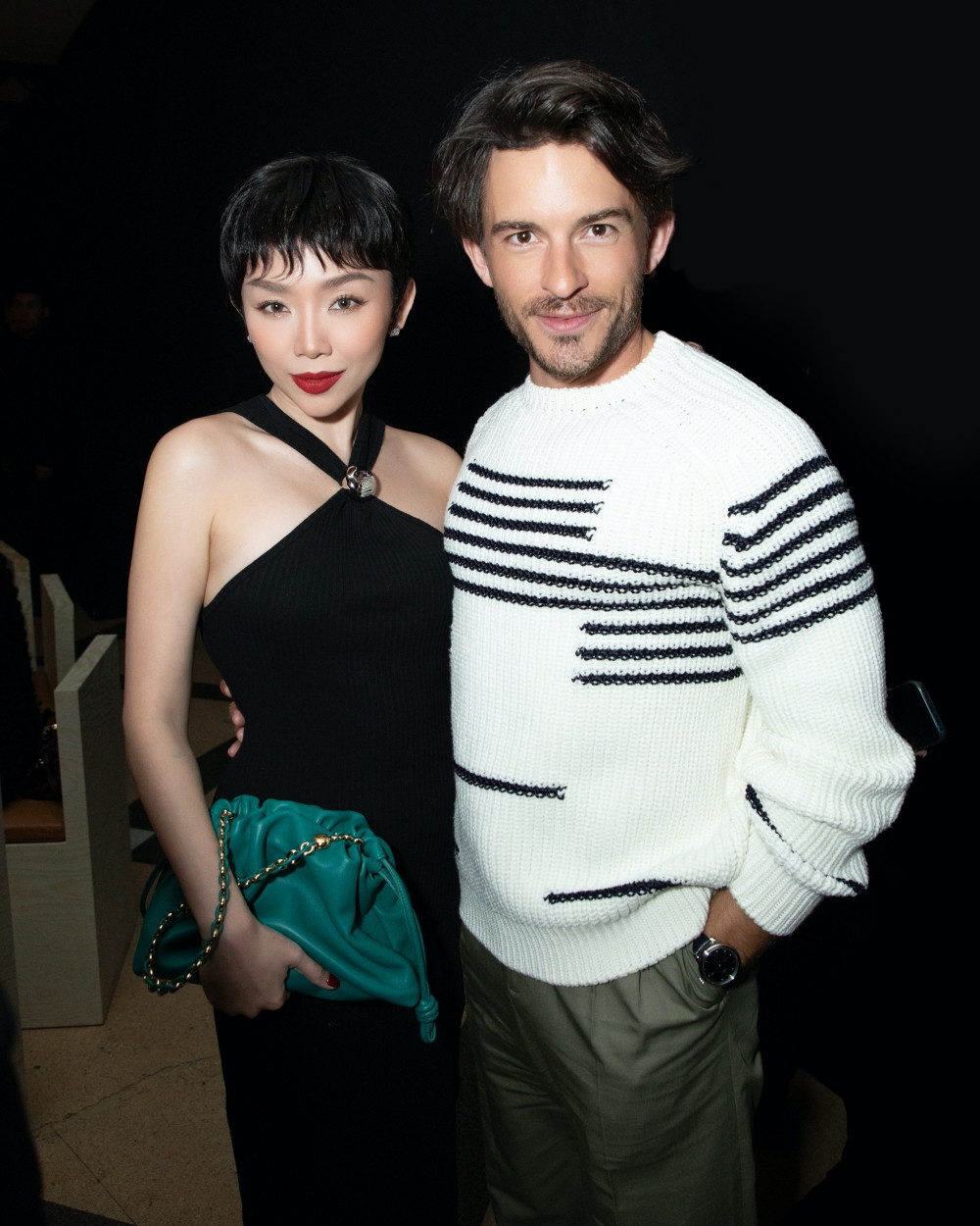 Tóc Tiên và nam diễn viên Jonathan Bailey.