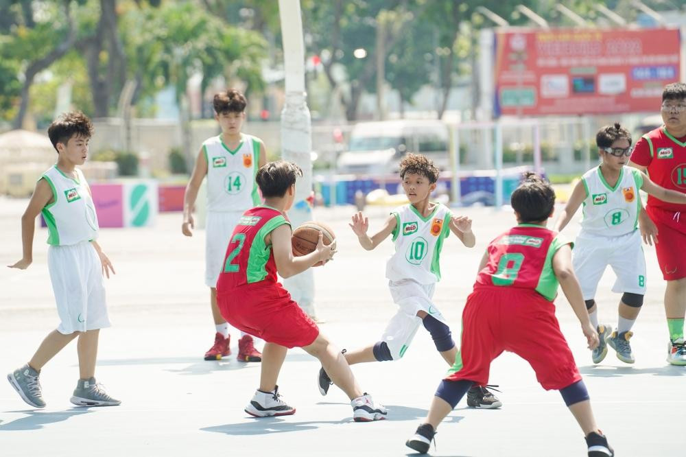 Không chỉ góp phần nâng cao sức khỏe thể chất, môn bóng rổ còn giúp trau dồi ý chí bền bỉ cho trẻ trong quá trình tập luyện, thi đấu.