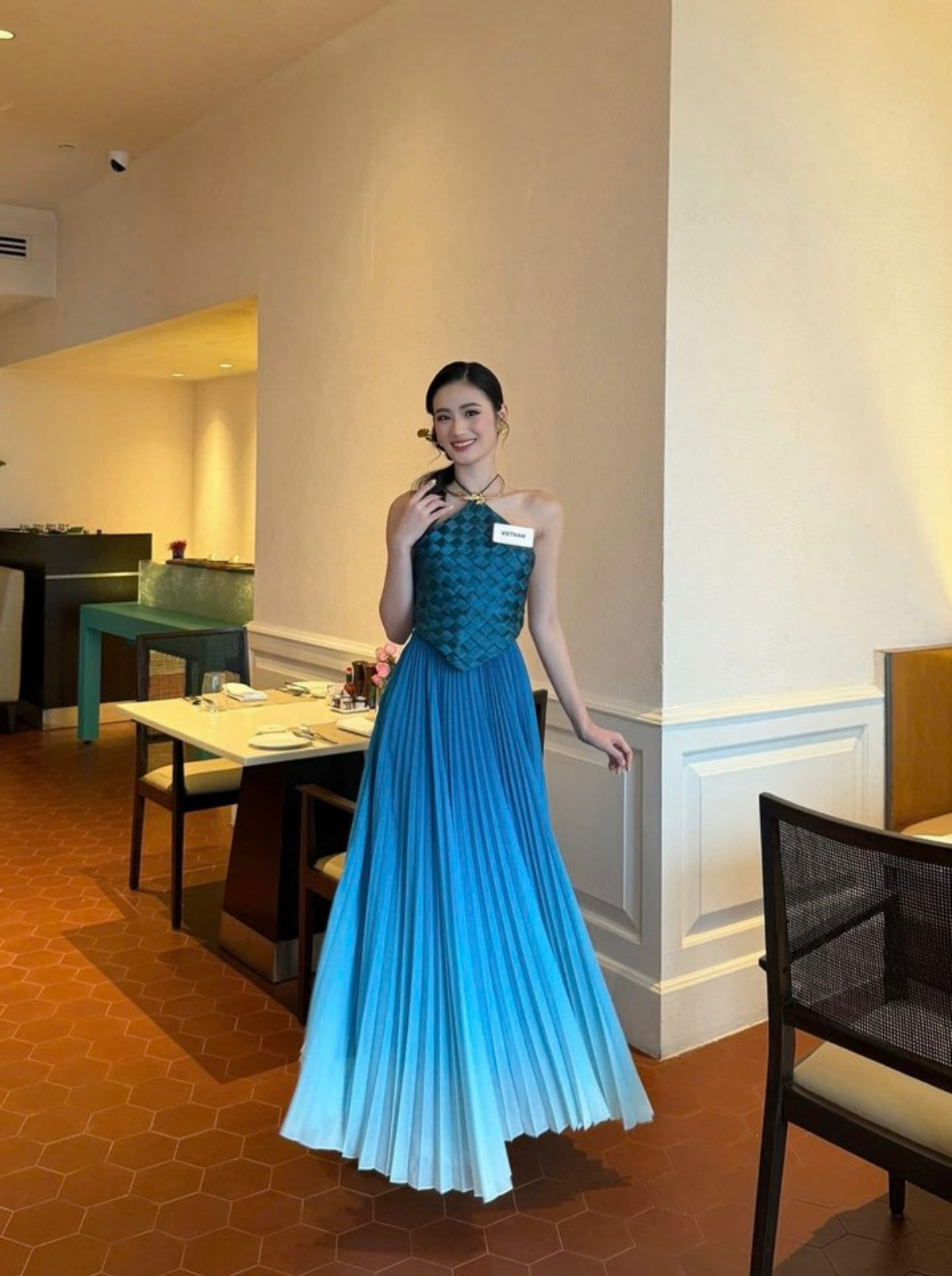 Trang phục của Ý Nhi trong ngày thứ 9 tiếp tục là màu xanh dương đặc trưng của Miss World, với chiếc áo yếm được làm theo kiểu đan nong mốt.