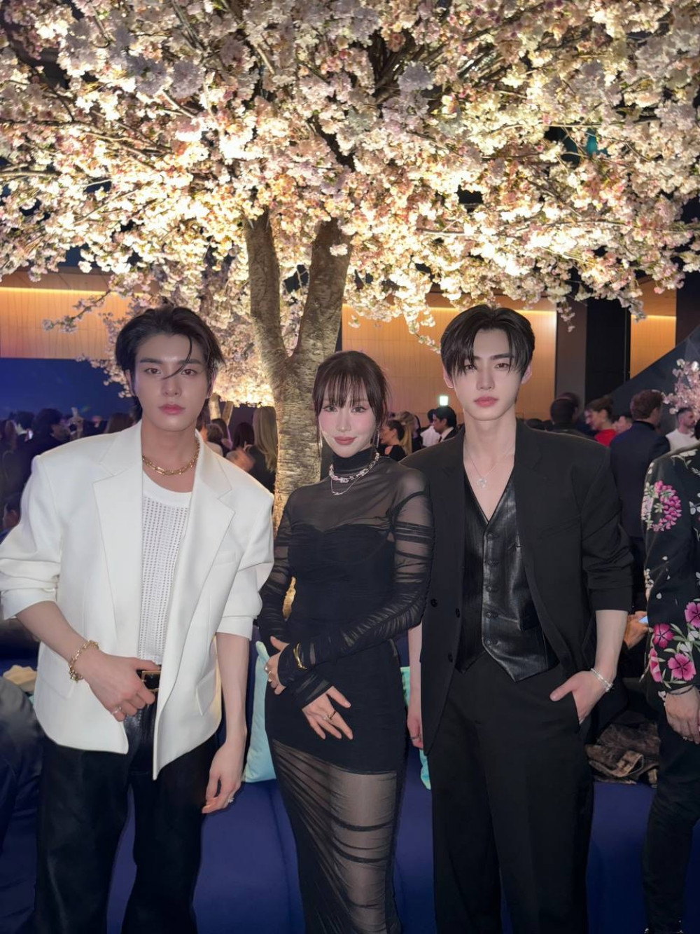 Min và Grey D cùng Seung Hoon và Jake (ENHYPEN).