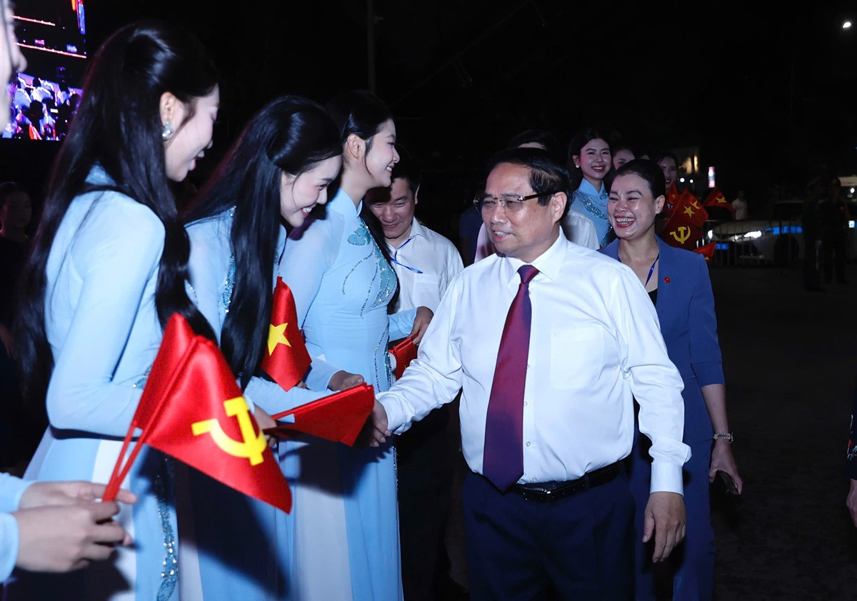 Thí sinh Hoa hậu Việt Nam 2024 được vinh dự chào đón Thủ tướng Chính phủ Phạm Minh Chính. Thí sinh Hoa hậu Việt Nam 2024 được vinh dự chào đón Thủ tướng Chính phủ Phạm Minh Chính.